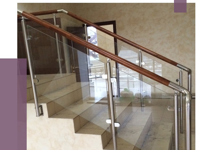 Комбинированные перила из металла и дерева в Соколе