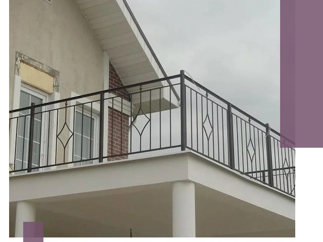 Изготовление балконных ограждений в Соколе из металла и стекла